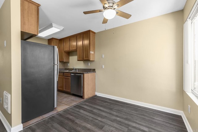 kitchen with sink, dark wood-type flooring, stainless steel appliances, and ceiling fan