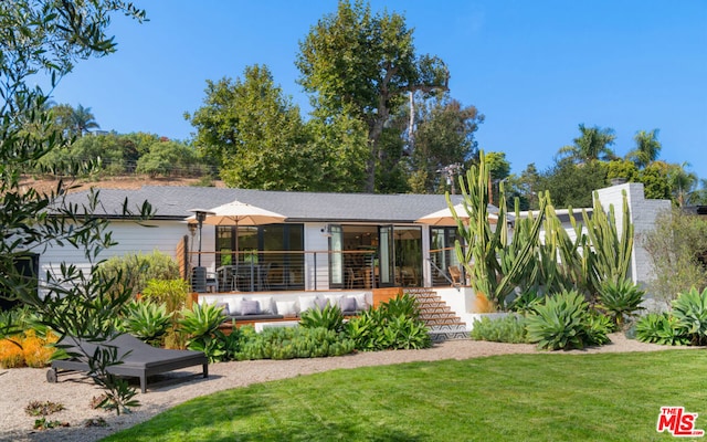 view of front of house with a front lawn