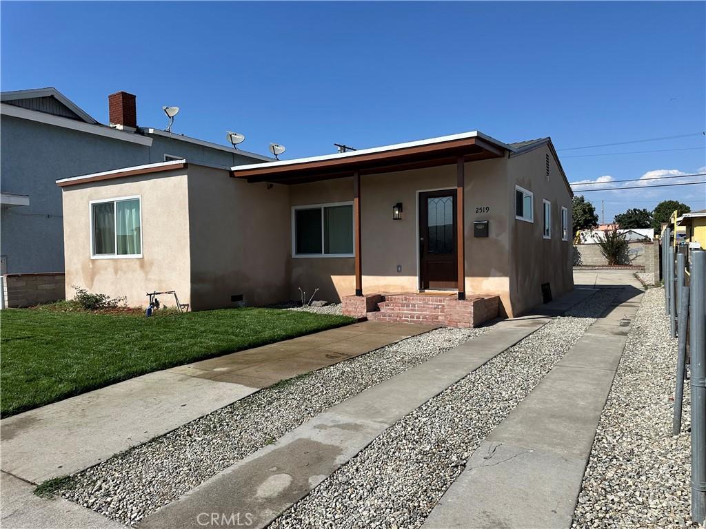 view of front of house with a front yard