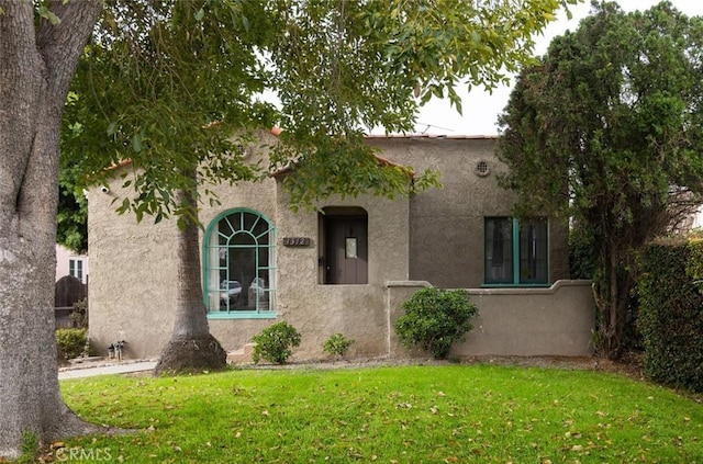 view of front of home with a front yard