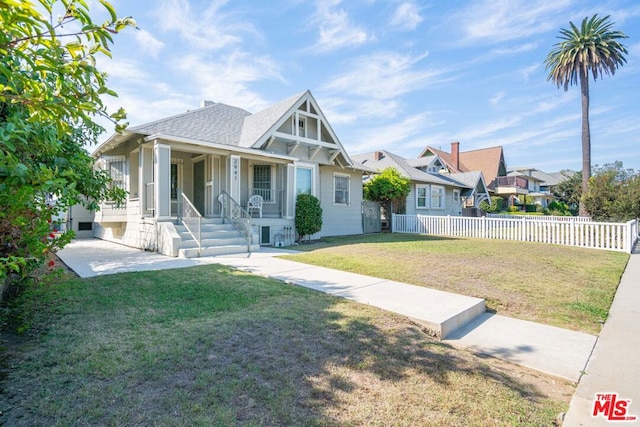 view of front facade featuring a porch and a front yard