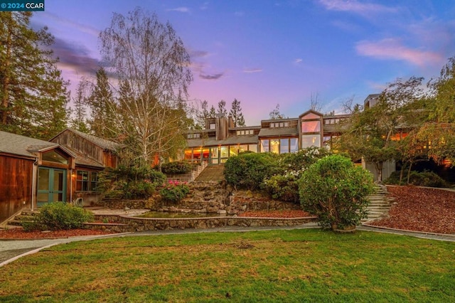 view of yard at dusk