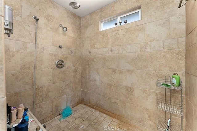 bathroom featuring a tile shower