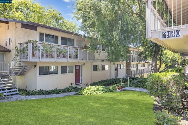 view of front of house featuring a front lawn