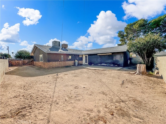 view of front of property featuring a patio area