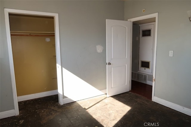 unfurnished bedroom featuring a closet