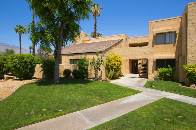 view of front of property featuring a front yard