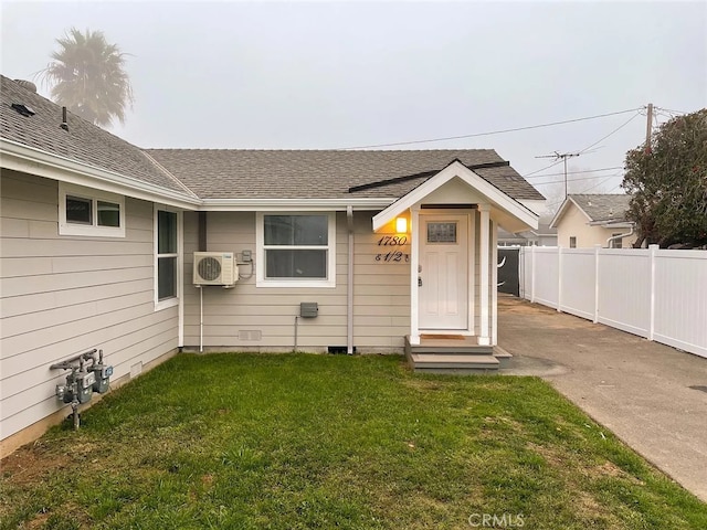 view of front facade featuring ac unit and a front lawn