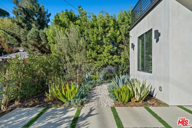 view of yard featuring a patio