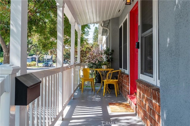 balcony featuring covered porch