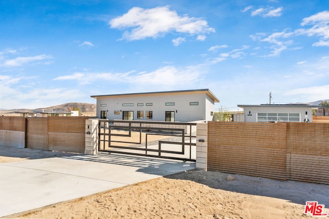 view of front of property featuring a mountain view