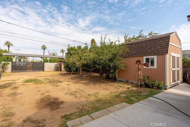 view of yard featuring a storage unit