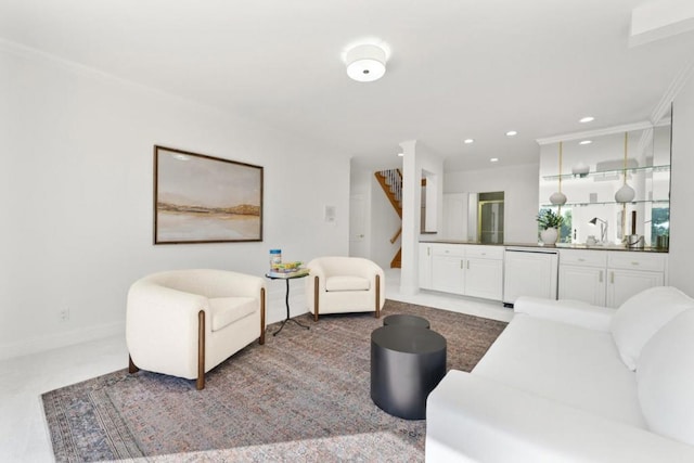 living room featuring crown molding and carpet