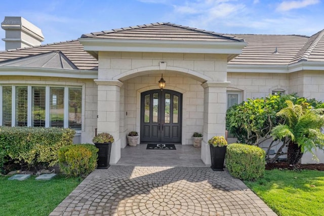 property entrance featuring a yard