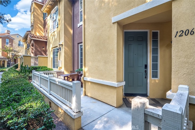 entrance to property featuring covered porch