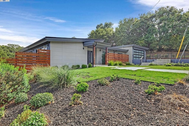 view of front of house featuring a front lawn