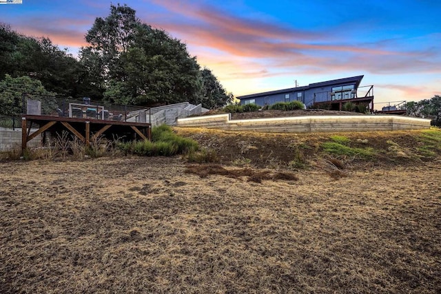 view of yard at dusk