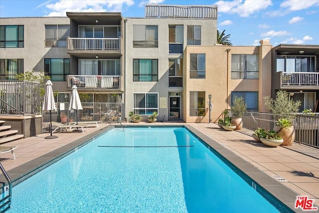 view of swimming pool