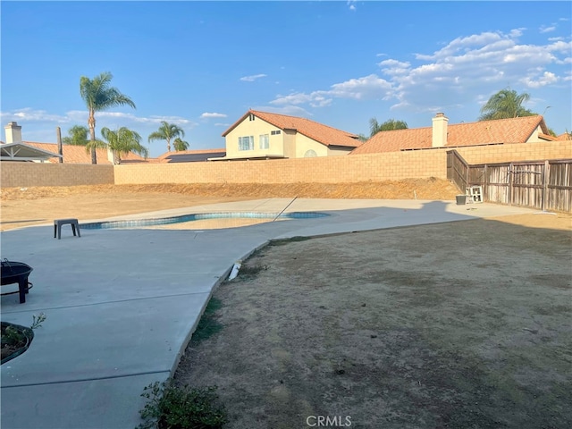 view of yard with an empty pool and a patio area