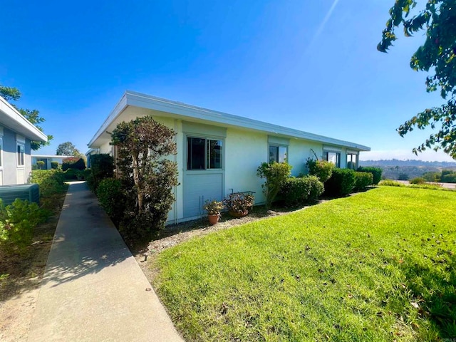 view of front of house featuring a front lawn