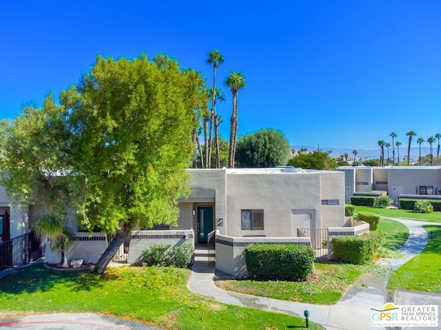 view of front facade with a front yard