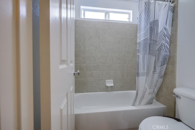 bathroom featuring toilet and shower / tub combo