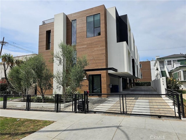 809 N Detroit St, Los Angeles, CA 90046 - contemporary home featuring a gate and a fenced front yard