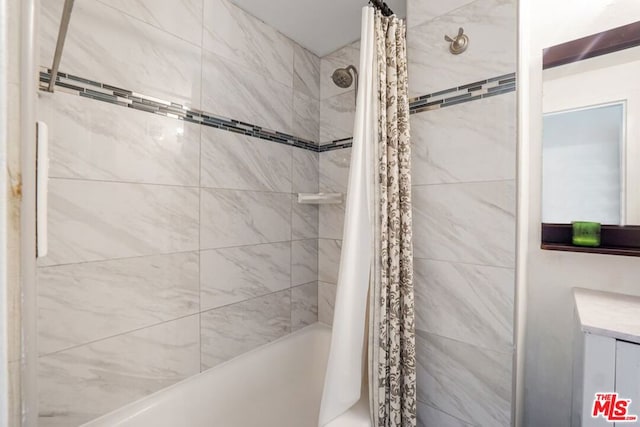 bathroom with shower / bath combo