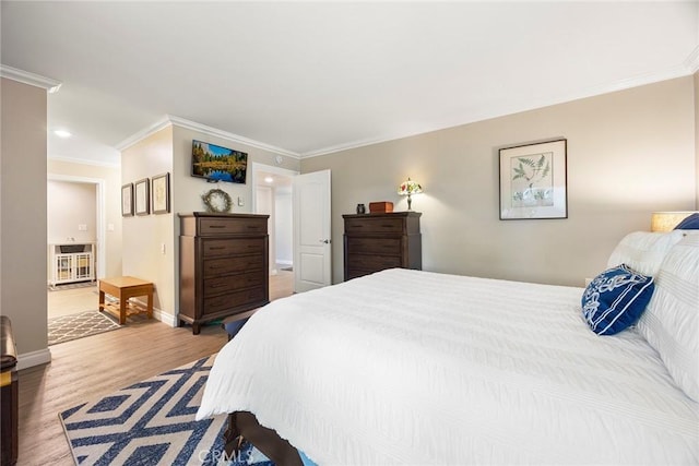bedroom featuring wood finished floors, crown molding, recessed lighting, and baseboards