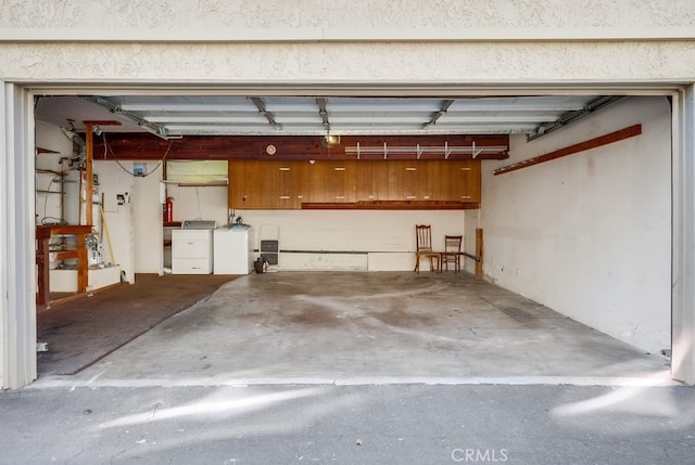 garage with washing machine and clothes dryer