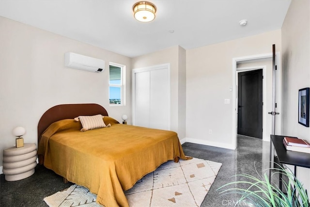 bedroom featuring a wall mounted air conditioner and a closet