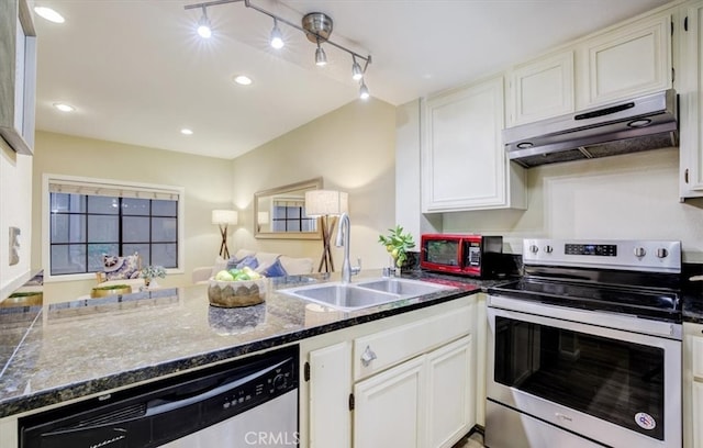 kitchen featuring a sink, stainless steel appliances, under cabinet range hood, a peninsula, and white cabinets
