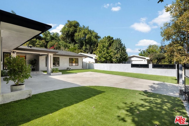 view of yard with a patio