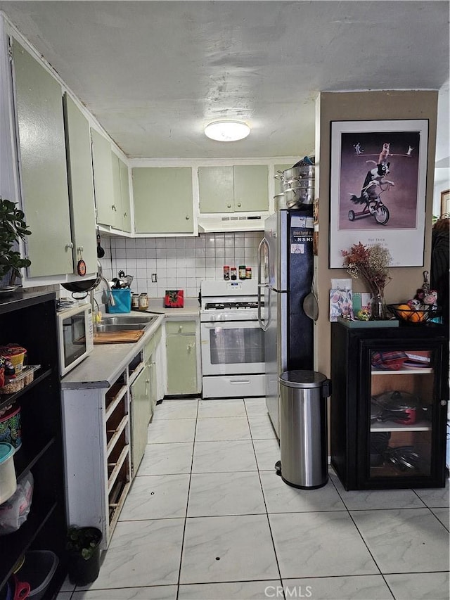 kitchen featuring sink, white appliances, and decorative backsplash