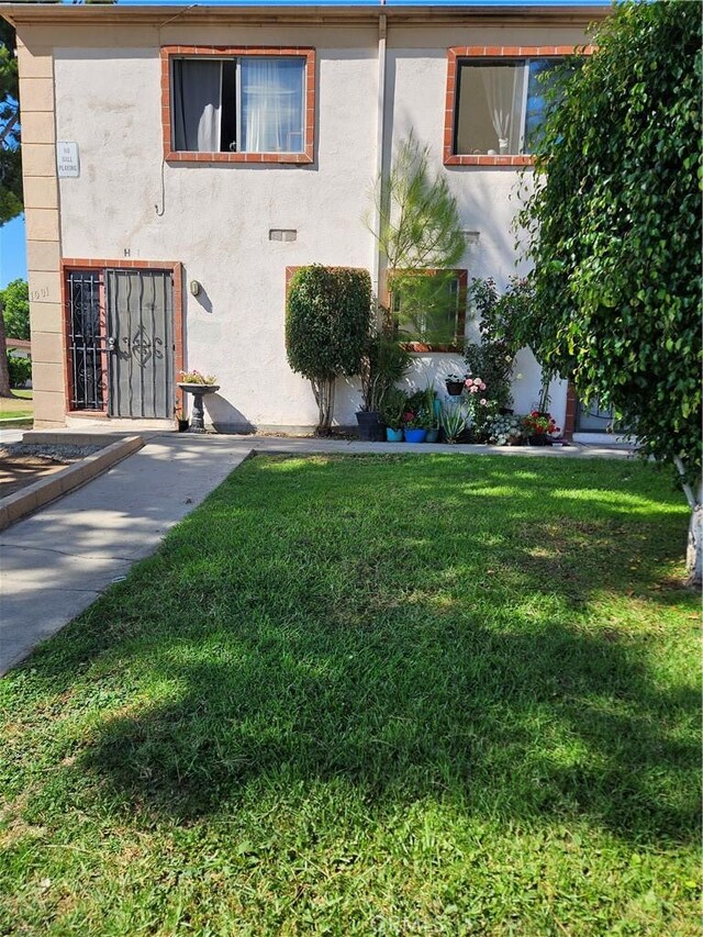 view of front of property featuring a front yard