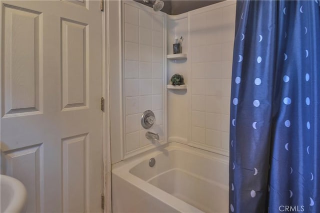 bathroom featuring shower / bath combo