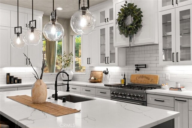 5772 Acorn Ridge Dr, Paradise, CA 95969 - kitchen featuring high end range, tasteful backsplash, white cabinets, hanging light fixtures, and recessed lighting