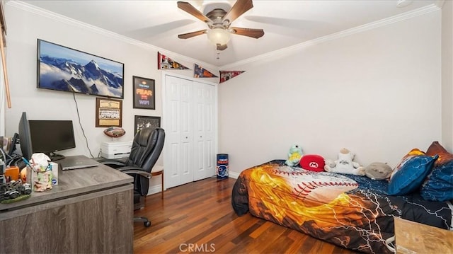 bedroom with dark hardwood / wood-style flooring, a closet, ceiling fan, and ornamental molding