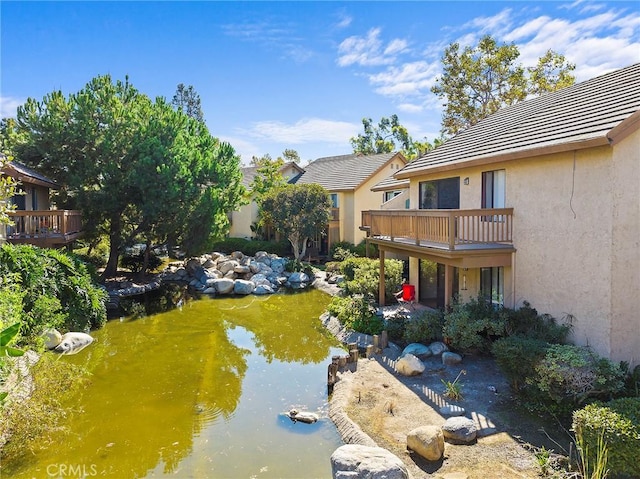 view of yard featuring a garden pond