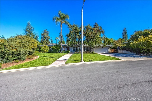 view of front of house featuring a front lawn and a garage