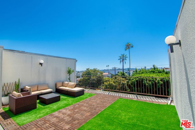 view of yard featuring an outdoor living space