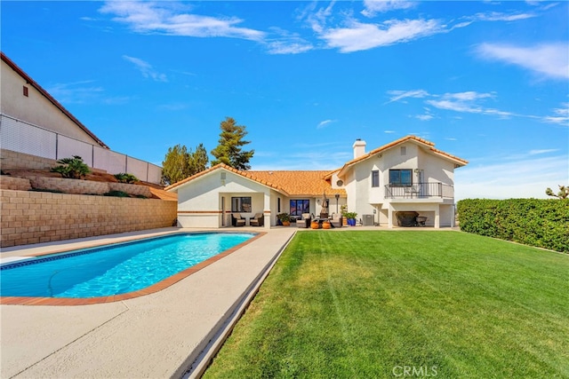 view of swimming pool featuring a yard