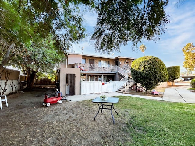 view of front of house with a front lawn