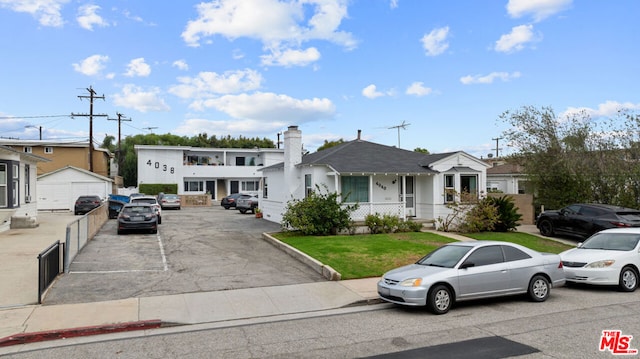 view of front of property featuring covered porch and a front lawn