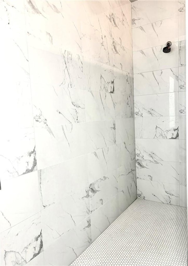 bathroom featuring a tile shower