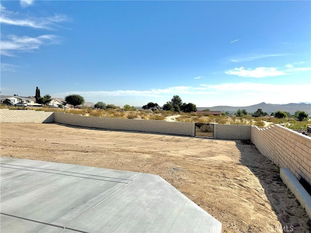 view of yard with a mountain view