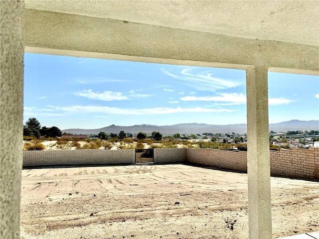 view of yard with a mountain view