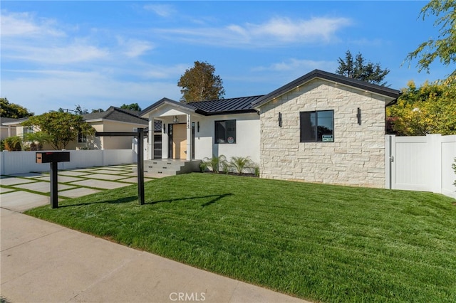 view of front of house featuring a front yard