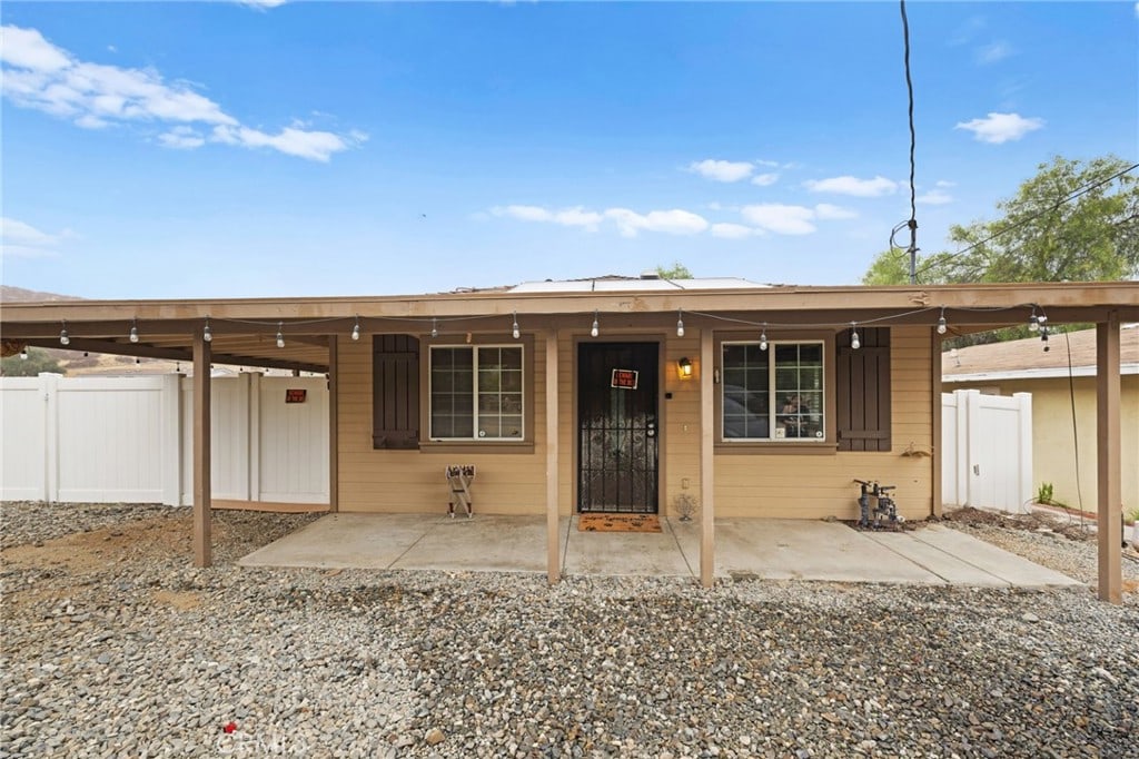 view of front of property featuring a patio area