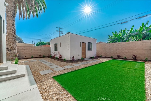 view of yard featuring an outdoor structure